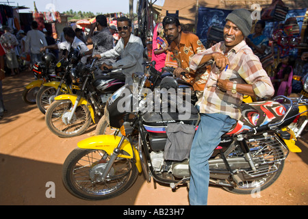 Moto taxi boys attendre que les clients à l'entrée d'exécution longue weekly Marché aux puces d'Anjuna Goa Inde Banque D'Images