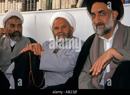 Spécialistes de l'Islam chiite des mollahs dans la madrasa, portrait, Qom, Iran, Moyen-Orient Banque D'Images