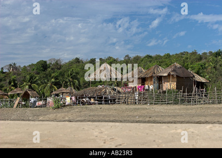 Cabines de plage sur pilotis Plage d'Agonda calme sud de Goa Inde Banque D'Images