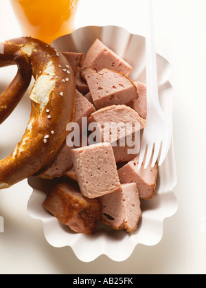 De type Leberkäse chaud de viande en morceaux avec bretzel FoodCollection Banque D'Images