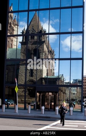 L'église Trinity reflète dans la John Hancock Tower, Boston MA USA Banque D'Images