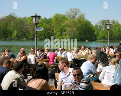 Jardin anglais beergarden au lac Englischer Garten Biergarten am See Banque D'Images