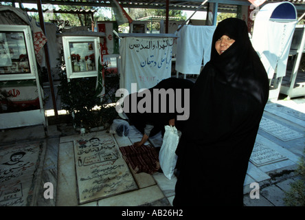 En deuil au cimetière de guerre de l'Irak l'Iran à Téhéran Banque D'Images