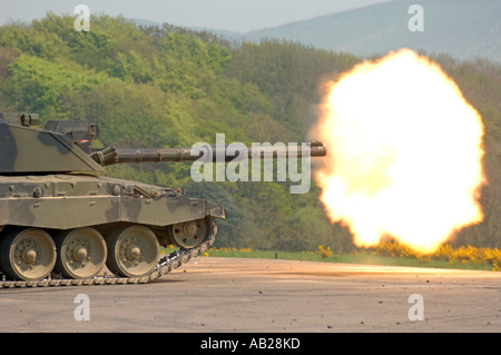 Réservoir de Challenger au cours de tir à l'instruction 'Armor' Centre de Bovington, dans le Dorset UK Grande-Bretagne Banque D'Images