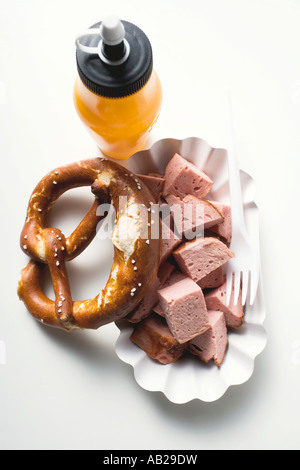 De type Leberkäse chaud de viande en morceaux avec bretzel FoodCollection Banque D'Images