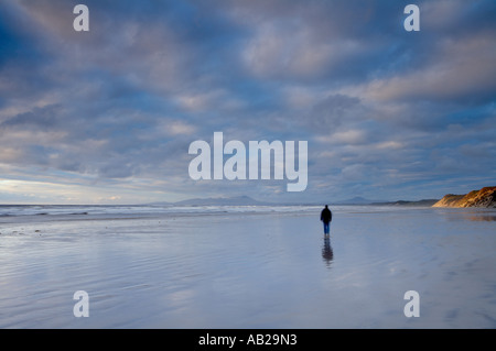 Figure solitaire sur l'océan plage côte ouest Strahan Australie Tasmanie nr Banque D'Images