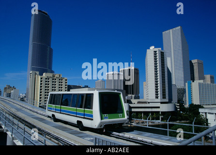 Une voiture d'un système automatisé peoplemover Metromover se déplace le long d'une voie surélevée, à travers le centre-ville de Miami en Floride Banque D'Images