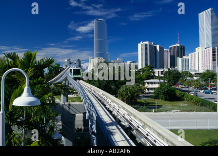 Une voiture d'un système automatisé peoplemover Metromover se déplace le long d'une voie surélevée, à proximité du centre-ville de Miami en Floride Banque D'Images