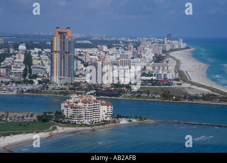 Vue aérienne de l'hôtels et bâtiments près du littoral de South Beach, près de Miami Beach en Floride Banque D'Images