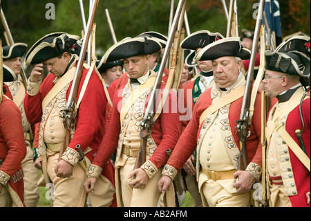 Les Britanniques à se rendre au Champ de Mars le 225e anniversaire de la victoire de Yorktown une reconstitution du siège de Yorktown Banque D'Images