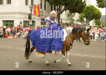 Femme plus âgée en robe violette circonscription chaque année depuis 1924 à 2006 dans le jour d'ouverture de vieux jours espagnol Fiesta lieu ev Banque D'Images