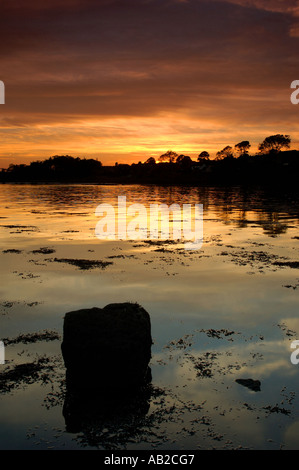 Le soleil se couche sur les rives du Firth of Forth en Écosse. Banque D'Images