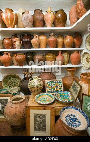 Magasin de poterie montre des piles de vieux pots dans la partie ancienne de Centro Sevilla Espagne Banque D'Images