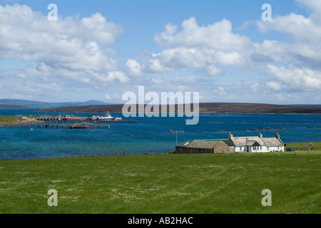 Dh The Tudor cottage blanc ORCADES HOY donnant sur les quais de traversier MV Hoyhead Ore bay Banque D'Images