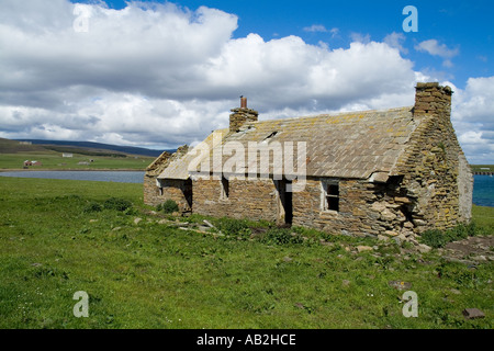 Dh The Tudor cottage désaffectées ORCADES HOY ruine au-dessus de la baie de minerai Banque D'Images