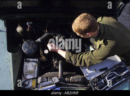 La clé de la réparation mécanique holding moteur du véhicule Banque D'Images
