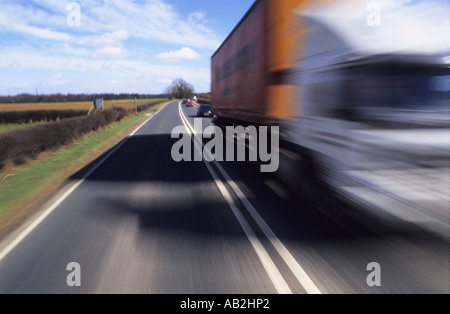 Chargement camion transportant des déplacements à grande vitesse sur l'A64 road leeds yorkshire uk Banque D'Images