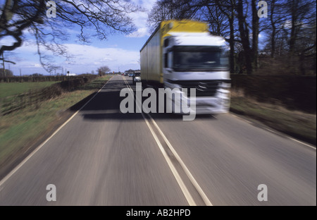Chargement camion transportant des déplacements à grande vitesse sur l'A64 road leeds yorkshire uk Banque D'Images