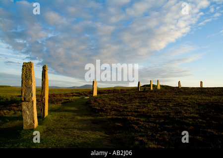 Dh Standing Stone Henge anneau cercle des Orcades SHETLANDS Tourist couple walking site du patrimoine mondial de l'époque néolithique Banque D'Images