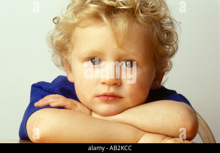 Portrait de jeune garçon à angelic Banque D'Images