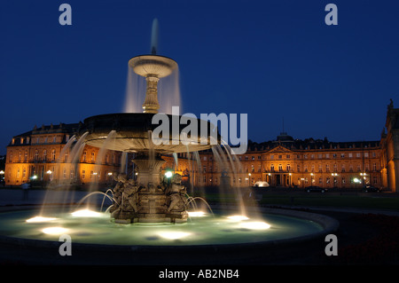 Schlossplatz Fontaine et Neues Schloss la nuit Stuttgart Allemagne Banque D'Images