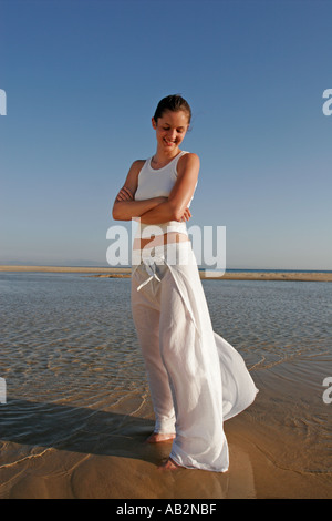 Jeune femme debout dans l'eau à bas smiling Banque D'Images
