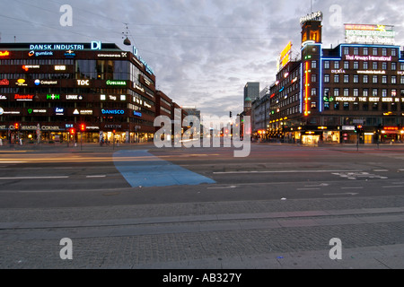 L'intersection de HC Andersens Boulevard et Vesterbrogade dans le centre de Copenhague Danemark au crépuscule. Banque D'Images