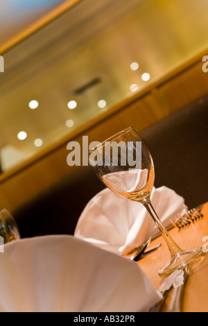 Verre de vin SUR LA TABLE DE RESTAURANT Banque D'Images