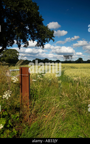 Vieux poteau en acier par des champs de blé par le radiotélescope Lovell Cheshire Jodrell Bank UK Banque D'Images