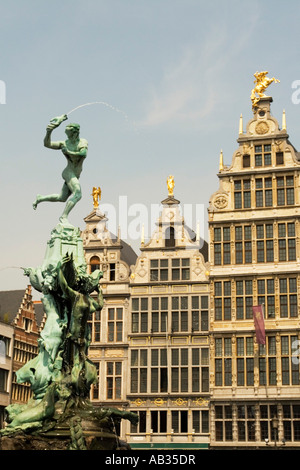 Brabo fontaine représentant le lancer main coupée du géant Antigoon dans le square en face de l'hôtel de ville à Anvers Banque D'Images