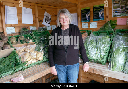 Anne Evans de chameau Établissement Blaen Ferme biologique Lampeter Ceredigion dans son magasin de ferme Banque D'Images