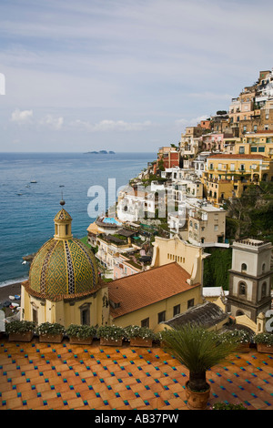 Église de Santa Maria Assunta et maisons colorées Positano Italie Banque D'Images