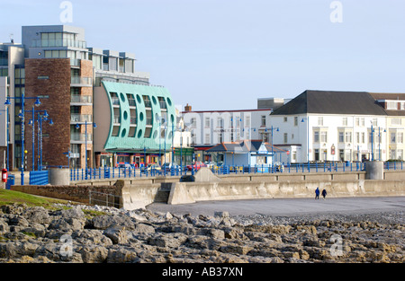 Vue sur la côte rocheuse de front et bâtiments dans Porthcawl South Wales UK Banque D'Images