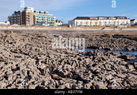 Vue sur la côte rocheuse de front et bâtiments dans Porthcawl South Wales UK Banque D'Images