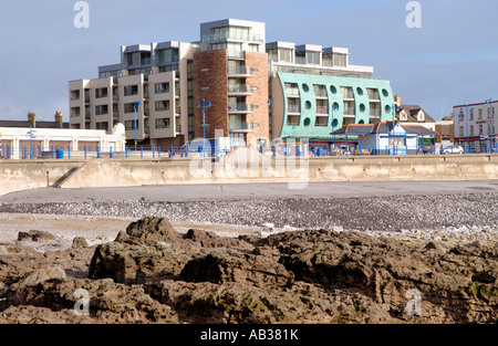 Vue sur la côte rocheuse de front et bâtiments dans Porthcawl South Wales UK Banque D'Images