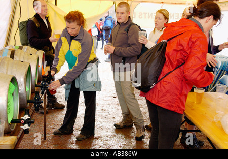 Les marcheurs qui prennent part à la vraie bière Ramble Walking Festival arrêter pour une pause de la biere près de Llanwrtyd Wells Powys Pays de Galles UK Banque D'Images