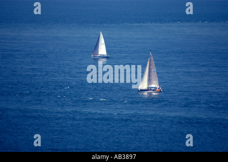 Bateaux en mer brumeuse concurrence dans le Fastnet Race 2003 off les aiguilles le Solent Île de Wight Hampshire England UK Summer 2 Banque D'Images