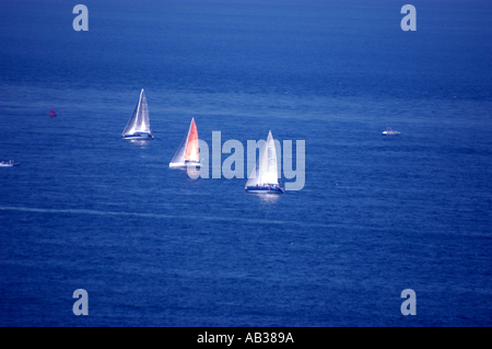 Bateaux en mer brumeuse concurrence dans le Fastnet Race 2003 off les aiguilles le Solent Île de Wight Hampshire England UK Été 20 Banque D'Images