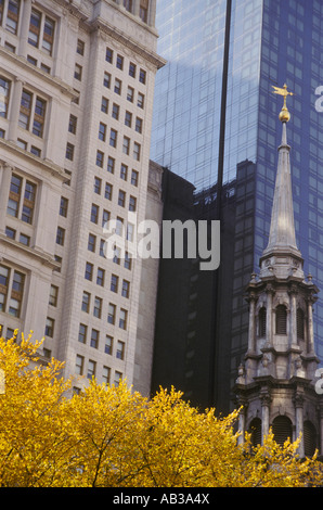 NYC gratte-ciel réflexion ombres styles moderne traditionnel de l'église dieu Mammon édifices automne feuille jaune Banque D'Images