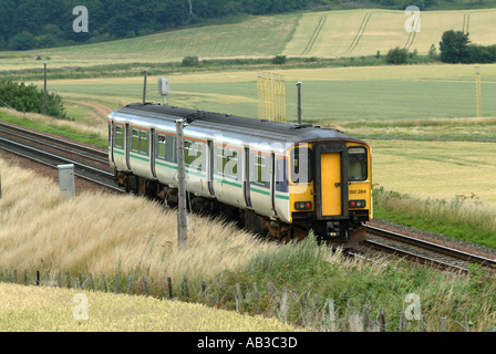 Diesel chariot unique Train de voyageurs multiples sur la ligne principale de la côte Est près d'Édimbourg en Écosse Royaume-Uni UK Banque D'Images