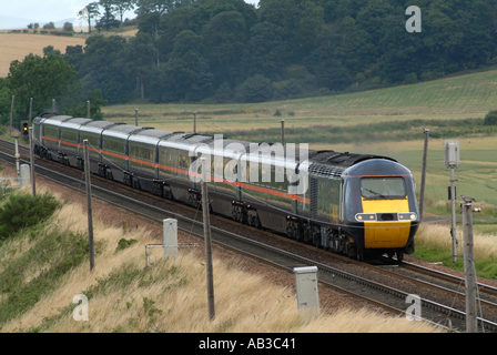 Le Train de voyageurs Express GNER près d'Édimbourg sur East Coast Main Line Ecosse Royaume-Uni UK Banque D'Images