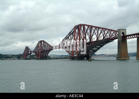 Forth Rail Bridge sur Firth of Forth Queensferry Edinburgh Scotland Royaume-Uni UK Banque D'Images