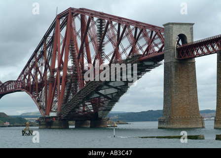 Span de Forth Rail Bridge sur Firth of Forth Queensferry Edinburgh Scotland Royaume-Uni UK Banque D'Images