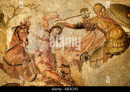 Fragment romain de mosaïque de marbre calcaire bataille d'Amazonomachie montrant un guerrier amazonien tiré de son cheval par un soldat grec au 4ème siècle après JC Louvre Banque D'Images
