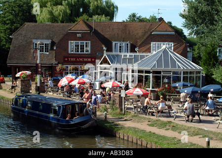 L'Anchor Pub au blocage Pyrford sur la rivière Wey Surrey England UK Banque D'Images