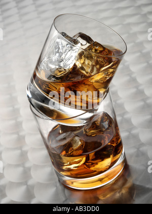 WHISKEY SUR GLACE DANS DEUX VERRES, UN ÉQUILIBRE AU-DESSUS DE L'AUTRE Banque D'Images