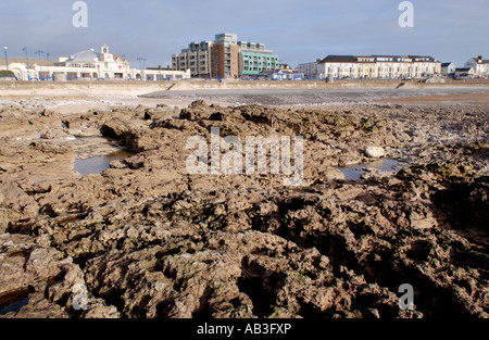 Vue sur la côte rocheuse de front et bâtiments dans Porthcawl South Wales UK Banque D'Images