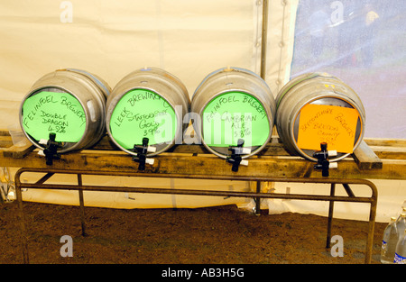 Tonneaux de bière en attente pour les marcheurs qui prennent part à la vraie bière Ramble Walking Festival près de Llanwrtyd Wells Powys Pays de Galles UK Banque D'Images