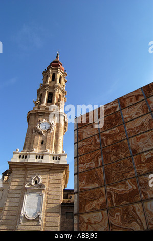 La cathédrale La Seo et de l'architecture moderne Zaragoza Espagne Banque D'Images