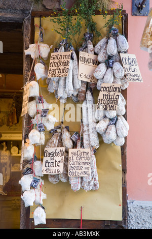 Plats continentaux ; salame italienne de spécialité, fiaschetta del frate. Aliments gastronomiques. Bouchers en façade, Brancaleone da Norcia, Ombrie Italie, Europe, UE Banque D'Images